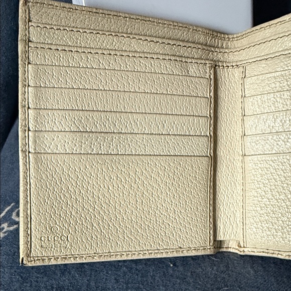 Gucci Tan and Brown Monogram Wallet - Picture 9 of 16